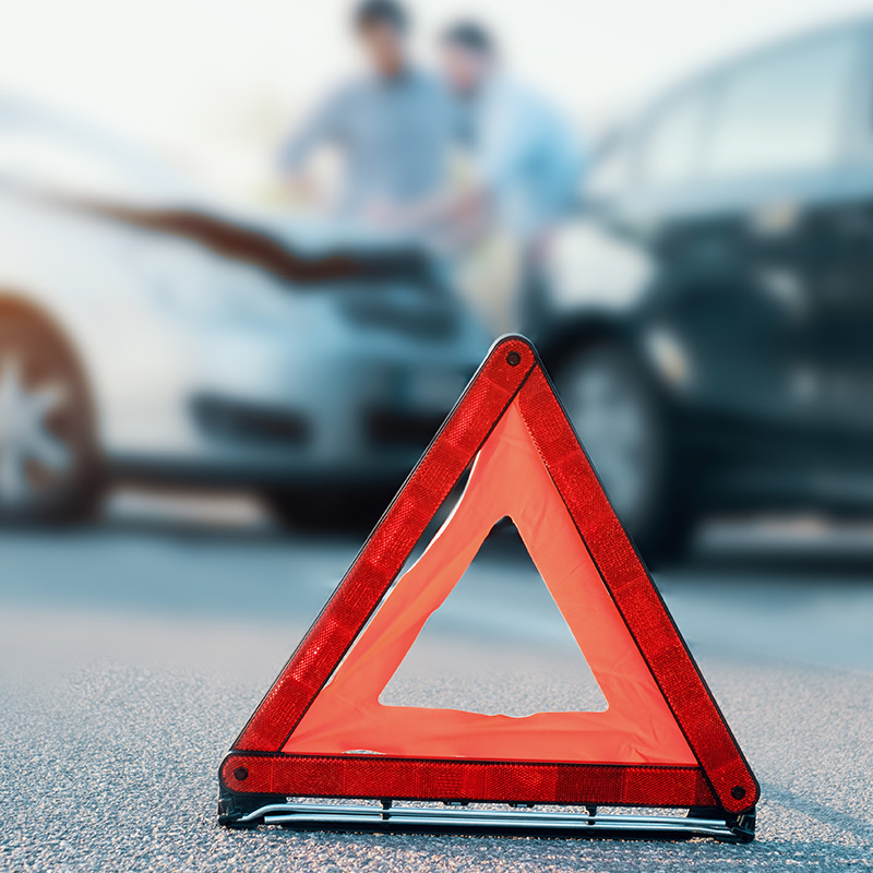Posto da Árvore 212 SUL - O uso do triângulo de sinalização é importante  para proteger seu carro de acidentes. Ele serve para alertar condutores que  estão vindo de que há um