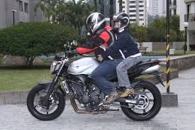 Qual é a idade mínima para uma criança andar de moto?